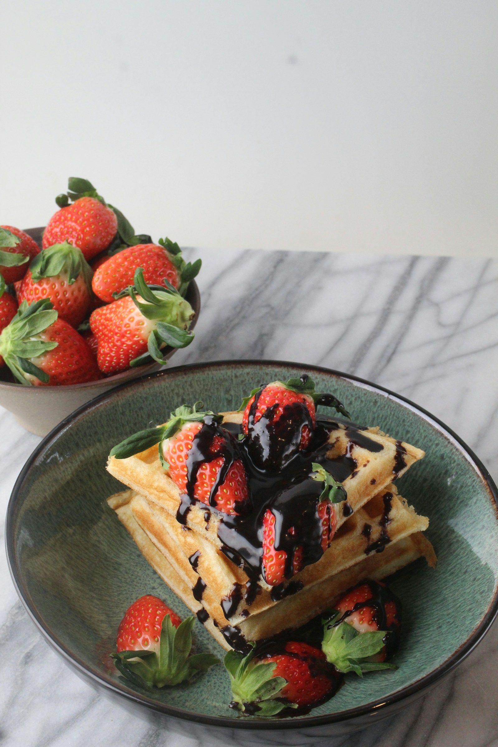 Çikolata soslu, çilekli waffle tabağı